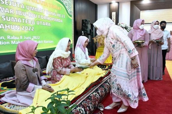 Hadiri Milad ke-23 Tahun Pengajian Sejuta Umat, Nawal Lubis Tepung Tawari Ketua Bhayangkari Sumut